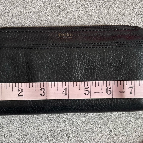 Vintage Fossil Black Leather Zip Around Wallet - Picture 6 of 13